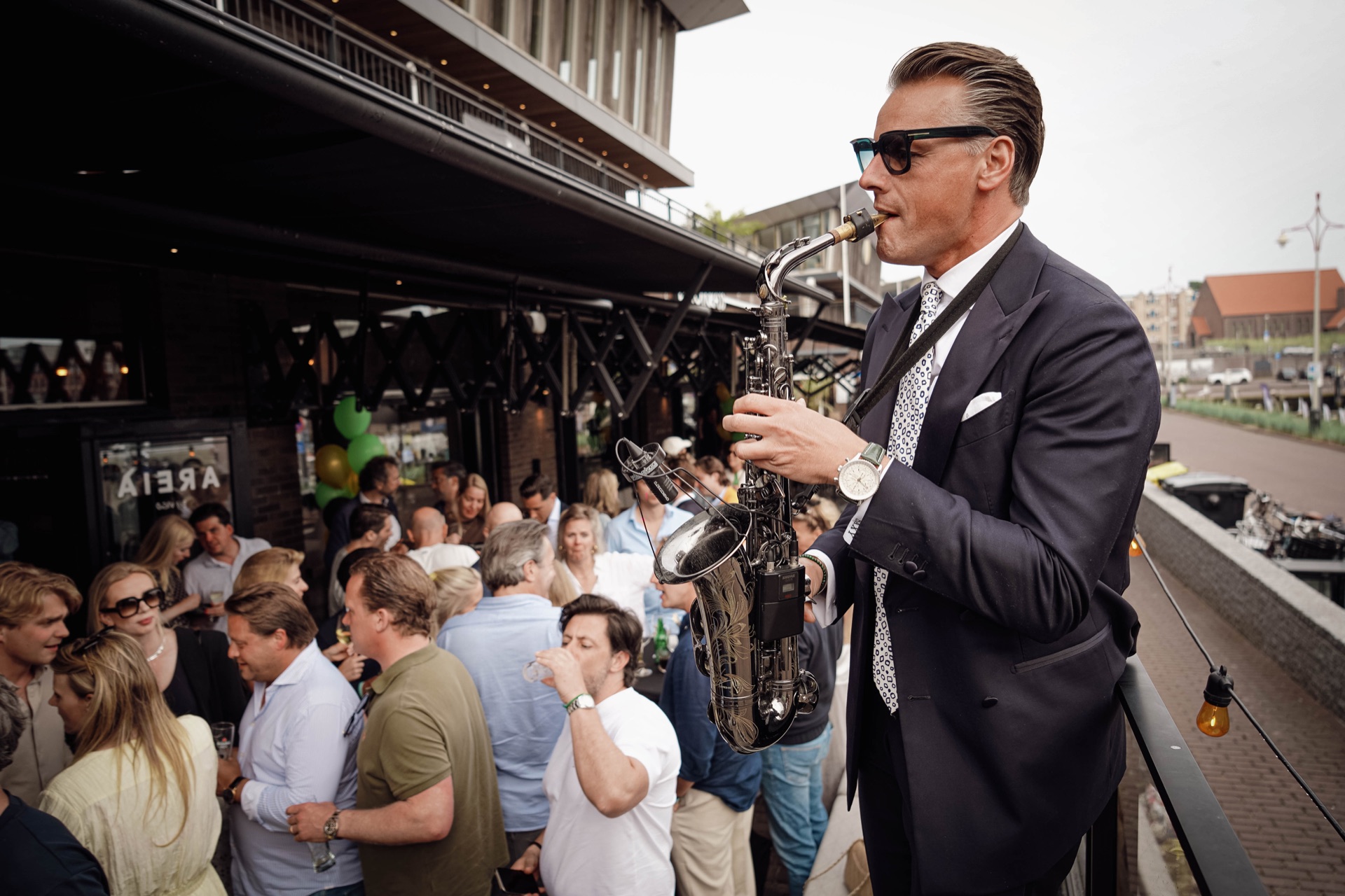 Saxofonist tussen de gasten tijdens een evenement van VIGO Events