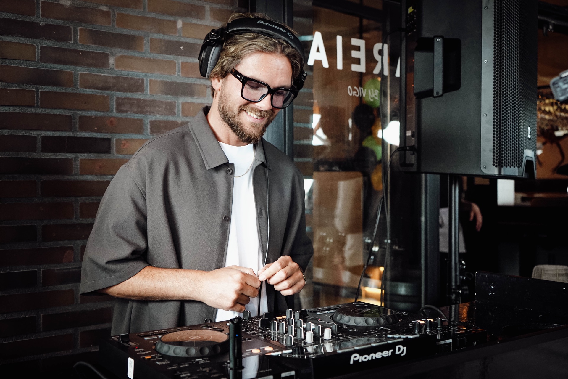 DJ verzorgt de muziek tijdens een evenement van VIGO Events