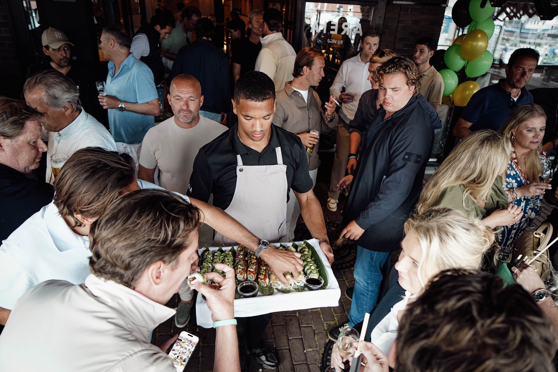Gasten genieten samen van catering tijdens een evenement