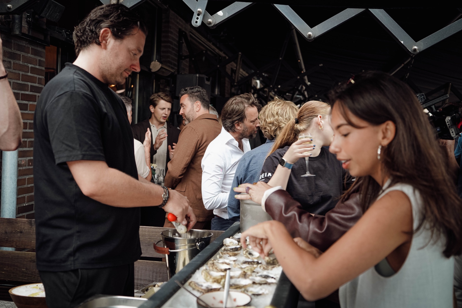 Gasten bij een oesterbar tijdens een evenement van VIGO Events